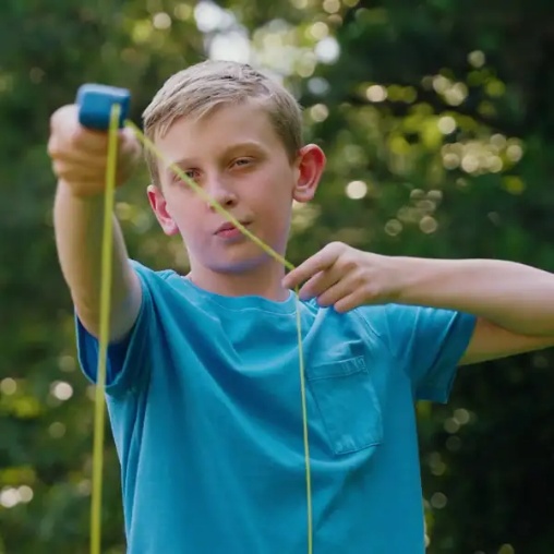 un enfant qui joue dehors avec ZipString